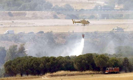 En el aeropuerto, helicópteros y camiones de bombaeros arrojaron agua sobre el avión, que se detuvo en una zona arbolada al final de la pista de la Terminal 4.