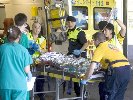 Un agente del servicio de rescates madrileño SAMUR dijo que las cuadrillas retiraban a los muertos y heridos del avión.