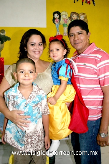 10082008
La festejada junto a su hermanito Ángel Correa y sus papás Brenda Pérez y José Ángel Correa