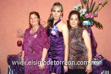 11082008
La festejada acompañada por Herminia de López y Martha de García.