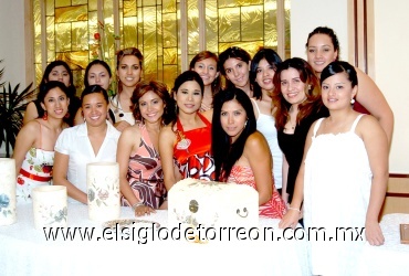 12082008
La homenajeada junto a sus amigas y familiares asistentes a su despedida de soltera.