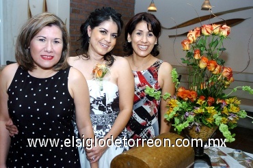14082008
Esther Acuña acompañada de sus cuñadas Lorena Ezquerra Reyes y Marcela Ezquerra de Borrego