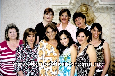 15082008
Estela de Alatorre, Patricia de Rubio, Charito Siller, Mayela Pineda, Norma de Pineda, Lucero Vigné, Gabriela de Valdés y Laura Zepeda junto a la novia