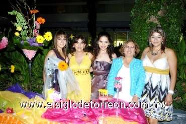 16082008
La novia acompañada de algunas asistentes a su despedida de soltera