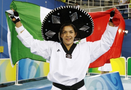'Oye, qué bárbara, te llevaste a todas pero con varios puntos, así que no sabes qué contentos estamos todos y desde luego pues muy emocionados', dijo Calderón en una llamada por teléfono a María, quien superó en la final de más de 67 kilos a la noruega Nina Solheim.