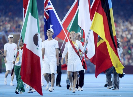 La clavadista Tatiana Ortiz ingresó al Estadio Nacional portando la bandera de México en el desfile de las naciones participantes en la vigésima novena edición de los Juegos Olímpicos.