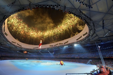 Diez millones de personas presentaron solicitud para ser voluntarios durante la fiesta deportiva, de los cuales 10 mil fueron aceptados para trabajar en las sedes deportivas y muchos miles más para trabajar en la ciudad ayudando a los visitantes internacionales.