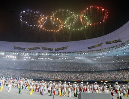 Como en la inauguración, el cielo de  Beijing se iluminó con toneladas de juegos pirotécnicos.