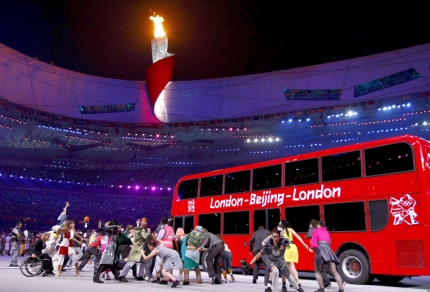 Londres llegó a Beijing en el mejor medio de transporte que pudo encontrar: un clásico autobús urbano rojo de dos pisos, un ícono de la cultura londinense.