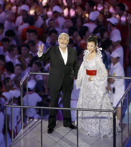 Entre los puntos destacados del programa estuvieron un dúo del tenor español Plácido Domingo y la soprano china Song Zuying.