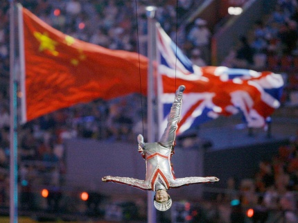 Apenas hace 16 días, Pekín le dijo 'ni hao' (hola) al mundo y hoy tuvo que decir 'zai jian' (adiós), para entregar la estafeta a Londres.