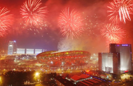 Con una ceremonia fastuosa tipo carnaval, China concluyó su debut como anfitrión del mundo después de 16 días de una logística casi sin fallas para organizar los Juegos Olímpicos