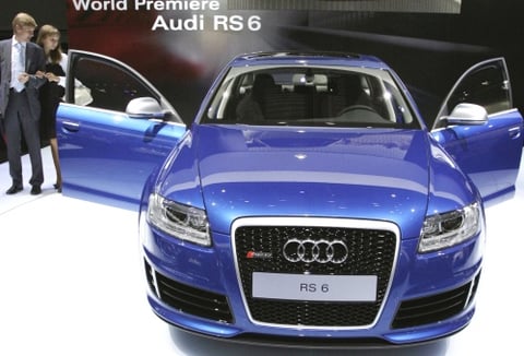 La empresa alemana de carros Audi presentó hoy el nuevo Audi RS6 sedán con motor V10 biturbo de 580 caballos de potencia y 650 Nm de torque y tracción total permanente quattro.Se trata de un sedán de lujo con toda la comodidad y practicidad para el uso diario, pero con las prestaciones de un deportivo de alto nivel y un comportamiento dinámico fascinante.