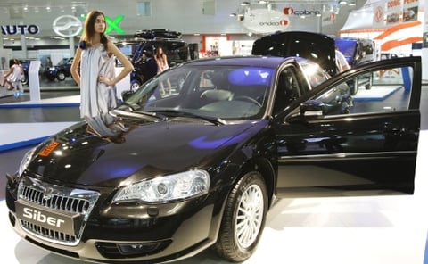 Con un frontal ligeramente revisada y fascia trasera en una generación anterior y Chrysler Sebring chasis, GAZ ha resucitado el nombre de marca Volga con el Siber sedán.