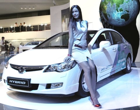 American Honda Motor ha presentado su nuevo Civic 2009, que para este año se ve reforzado por dentro y por fuera con una nueva imagen, colores y tecnologías para hacer más placentera y segura la estancia de los ocupantes, como el HandsFreeLink Bluetooth y conexión USB para reproductores MP3, entre otros elementos.