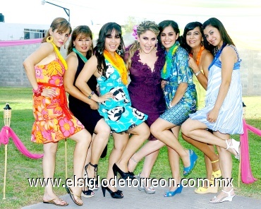 17082008
La novia junto a Mariana Dovalí, Martha Arriaga, Maribel y Marisol Esqueda, Maribel de León y Brenda Aldama
