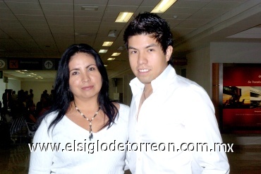 23082008
Alejandro Ramírez viajó a Panamá y fue despedido por Aurelia Quezada