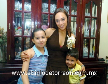 21082008
Junto a sus primitos Miguel Ángel Carrillo y Michel Tovar, aparece la futura novia