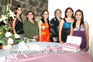 22082008
La novia junto a las organizadoras de su despedida, Georgina Elizalde de Valerio, Jésica Valerio de González, Sanjuana Marín de Vázquez, Estefanía Valerio y Adriana de González
