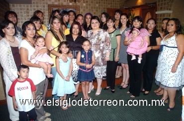 22082008
Olga Rodríguez acompañada por amigas y familiares en su fiesta prenupcial.