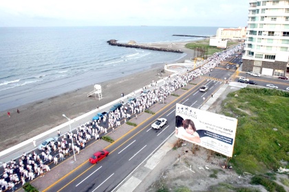Cientos se reunieron para pedir paz en el país e iluminar la esperanza de familiares que han sido víctimas de la delincuencia organizada.