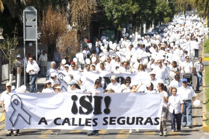 Algunos ciudadanos fueron llegando poco a poco a la marcha y se fueron incorporando en los diferentes cruceros, todos unidos al silencio del dolor.