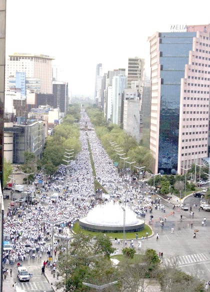 Desde las tres de la tarde ya había varias personas ante la Columna de la Independencia. Ahí estaban las mantas, las fotografías, las leyendas.