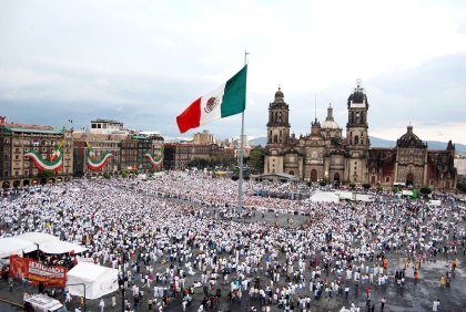 A las cinco y media de la tarde empezaron a caminar. Así, por que sí, sin que alguien diera la orden. En la primera línea iban los dirigentes de las diversas agrupaciones organizadoras.