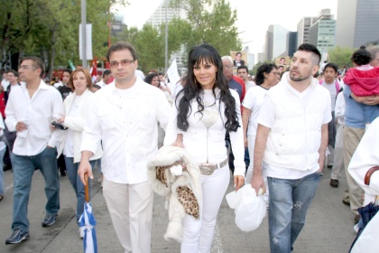 Una manifestación que literalmente rebasó a sus convocantes. Ellas y ellos quedaron atrás. Hombres, mujeres, ancianos, jóvenes, niños, se fueron uniendo en diversos tramos.