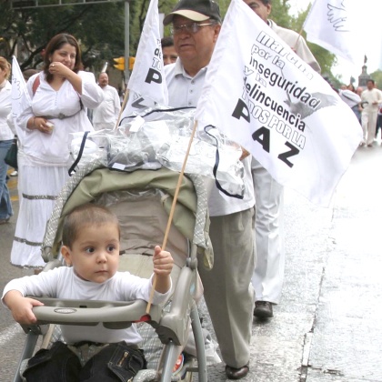 Fue una tarde blanca. De ese color vistió la gente en su mayoría. Pero blancas también fueron las lágrimas de una mujer, pintado su rostro, trabaja como payasa en fiestas infantiles. Hace cuatro años secuestraron a su hija, le hablaron por teléfono, le dijeron que se la iban a regresar en pedacitos.