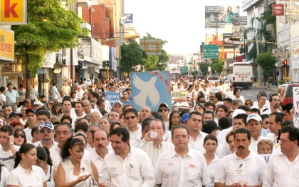 Reaparecieron incontenibles las voces: “México quiere paz”, “¡Si no pueden renuncien!”. También: “¡No más secuestros, no más violencia!”. Y: “¡Por un México seguro!”. Y como a lo largo de toda la marcha, como se oyó, como se leyó: “¡Ya basta!”.
