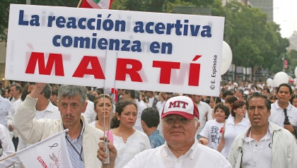 De pronto estalló el silencio. Era un silencio desconcertado, cansado. En la gran plaza, por unos momentos, quedaban guardados los gritos, las demandas, los desahogos.