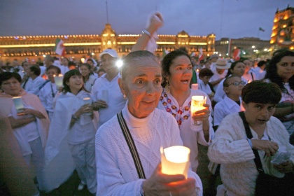 Vestidas de blanco en su mayoría, al final prendieron sus veladoras y entonaron el Himno Nacional.