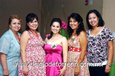 25082008
La festejada acompañada por Lilia Santamarina, Rosy Iturriaga, Gabriela Iturriaga y Dulce Iturriaga