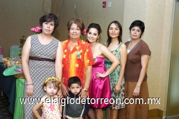 25082008
Mónica Lizett junto a Adriana Arévalo, Aurora Amador, Yéssica Luna, Armida Arévalo y los pequeños Zyanya Arévalo y Braulio Pérez