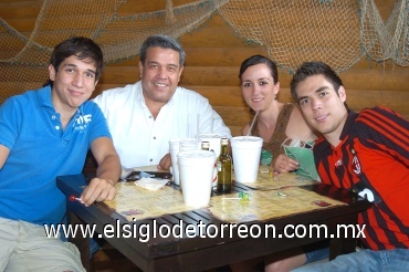 24082008
Roberto y Ricardo Carmona, Ana Estrada y Roberto Carmona Jr.