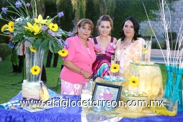 27082008
Denisse Angélica acompañada por las organizadoras de su fiesta prenupcial; María del Rosario Torres de Dovalí y Emilia Hernández de Zambrano