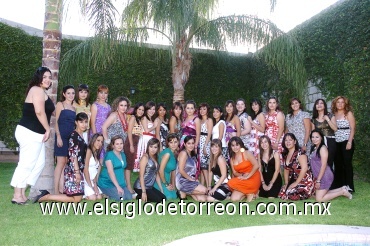 27082008
La festejada con las asistentes a su despedida de soltera.