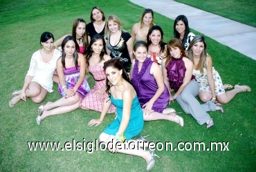 28082008
Rocío, Sandra, Cristy, Ara, Dulce, Marien, Kenia, Sofía, Alina, Maribel, Nicté y Charlotte acompañaron a Alejandra Rendón Sánchez en su despedida de soltera