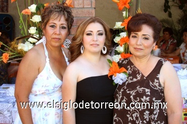 29082008
La futura contrayente con las organizadoras de su fiesta prenupcial, Mercedes Benítez Chávez y Jovita Martínez Meléndez