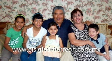 28082008
J. Guadalupe López Domínguez y Manuela Romo de López, acompañados de sus nietos Scarlett Argentina, Sarahí Miroslava, Abril y Jaime Antonio