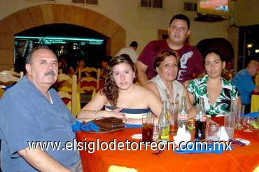 27082008
Juan Escamilla, María Beatriz Escobedo, Juan A., Beatriz y Lucía Escamilla.