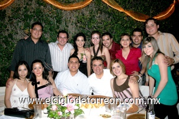 30082008
Néstor Jaramillo y Karla Rosales acompañados por Cristina, Pepe, Manuel, Vicky, Carlos, Nadia, Iris, Édgar, Óscar, Lupita, Mary Carmen y Tomás