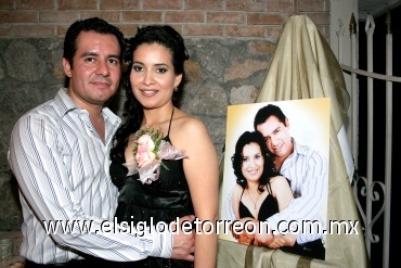 30082008
Néstor Gerardo Jaramillo Ochoa y Karla Janeth Rosales Salas, en su despedida de solteros.