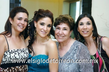 31082008
Alicia Rendón Sánchez, Alicia Sánchez de Rendón y Ana Cecy Rendón Sánchez acompañaron a Alejandra Rendón Sánchez en su despedida de soltera