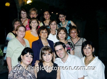 31082008
Los novios acompañados de las anfitrionas de su despedida de solteros.