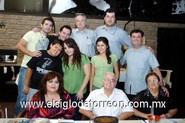 31082008
Señores Venancio Valdés y Agustín Nieblas de Valdés, junto a sus nietos Miguel Ángel, Jesús Aejandro, Luis Manuel, Blanca, Miguel, Ángel, Ana Sofía, Francisco y Karla