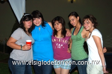 29082008
La festejada en la compañía de Mariana Z., Rocío, Daniela y Marisa.