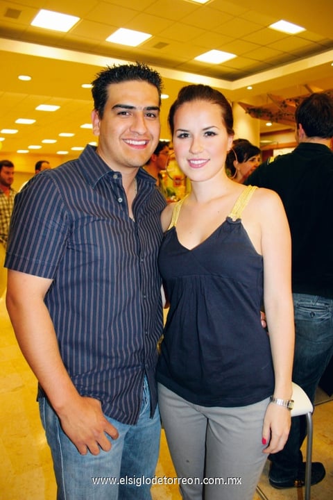 Celebran apertura
Martín Macías y Susy Garza.