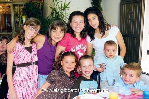 Los primos: Laila, Daniela, Andrea, Bedy, Rodrigo, Marifer, Miguel y Javier.